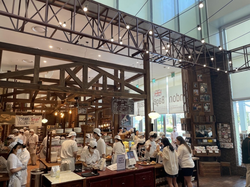 The London Bagel Museum at Lotte World Mall in Jamsil. The opening of the London Bagel Museum and Blue Bottle Coffee last August and September has significantly prolonged customer visits. (Image provided by Lotte Department Store)