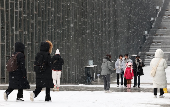 Heavy Snow Advisory Issued across Greater Seoul; More Snow Expected through Evening Rush Hours