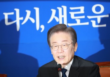 Stabbed Opposition Leader Lee Returns to Work after 15 Days