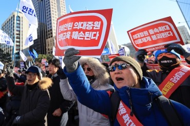South Korean Doctors and Medical Students Rally Against Admissions Increase, Testing Government Resolve