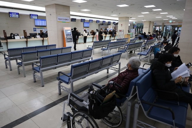 South Koreans Spent 960,000 Won Per Person on Health Care in 2021, Survey Finds