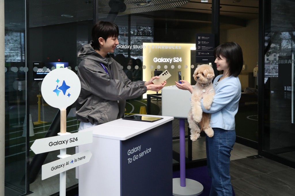 This space is designed to allow pets and their owners to engage with the Galaxy S24 series' AI and camera capabilities through pet-customized play areas and photo zones. (The image provided by Samsung Elecs)