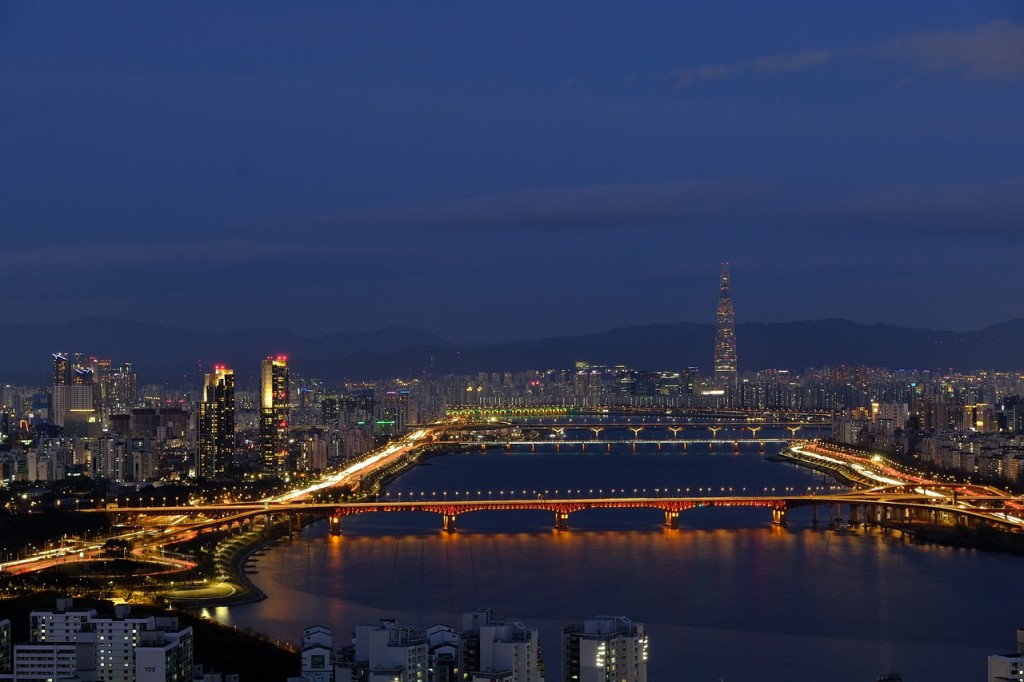 The city of Seoul glowing under the night sky (Image courtesy of Pixabay)
