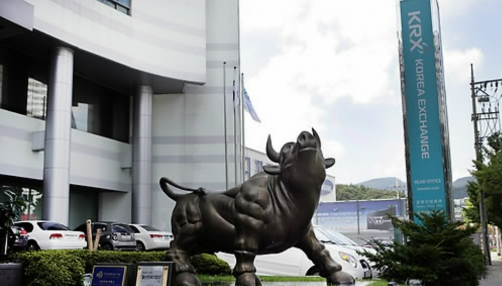 A bull statue in front of the headquarters of the Korea Exchange (KRX) (Image courtesy of Yonhap)