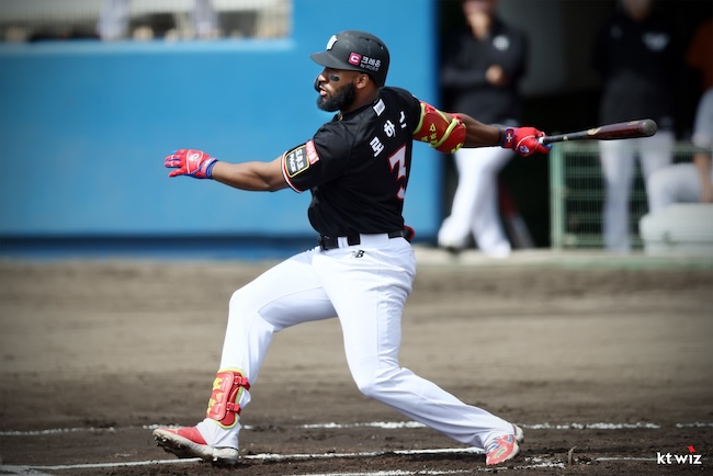 ‘I’m a Better Player Now’: Ex-MVP Rojas Back in KBO in Pursuit of Title