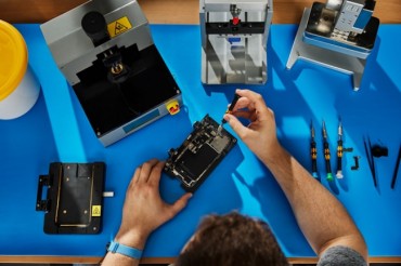 Smartphone Makers Expand ‘Right to Repair’ for Consumers