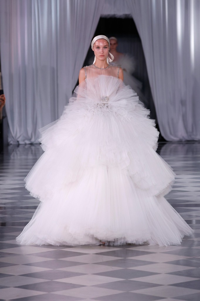 In an extraordinary show, Giambattista Valli's 30 creations shone with their own light. (Image from Barcelona Bridal Fashion Week Facebook channel)