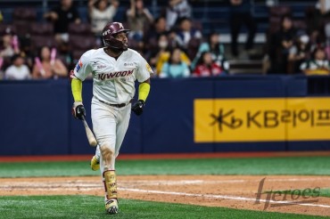 Family First, Baseball Second for Fun-loving KBO Outfielder Ronnie Dawson