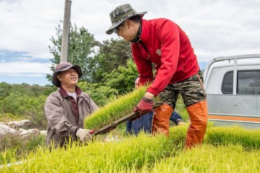 South Korean Marines Lend a Hand to Farmers During Spring Planting Season