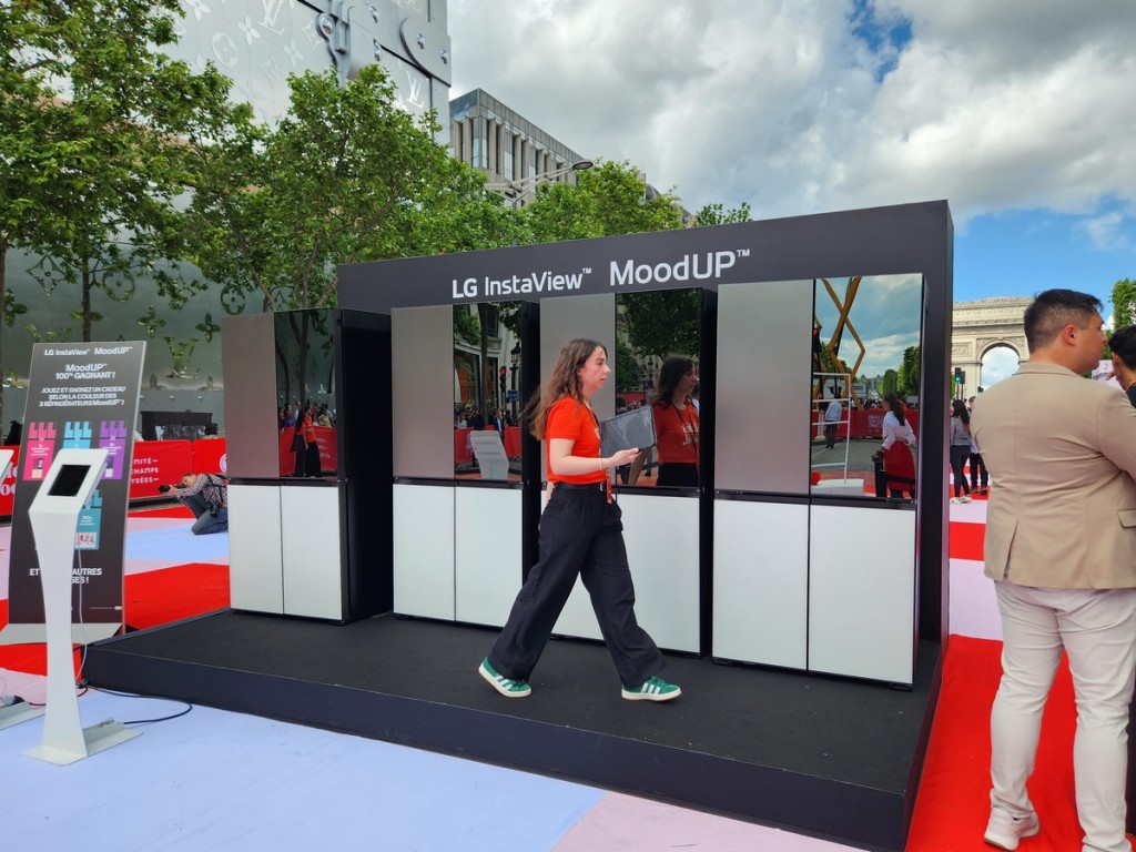 LG Electronics orchestrated a large-scale picnic on the Champs-Élysées in Paris on May 26 to celebrate the local launch of its MoodUP InstaView refrigerator. 