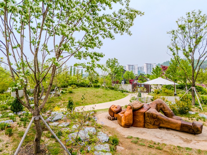 Opening of Giant’s Garden Playground Lets Children Frolic Among Towering Sculptures