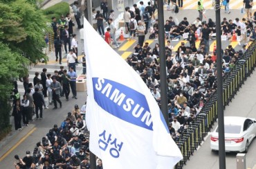 Samsung Workers Stage Rally as Pay Talks Resume