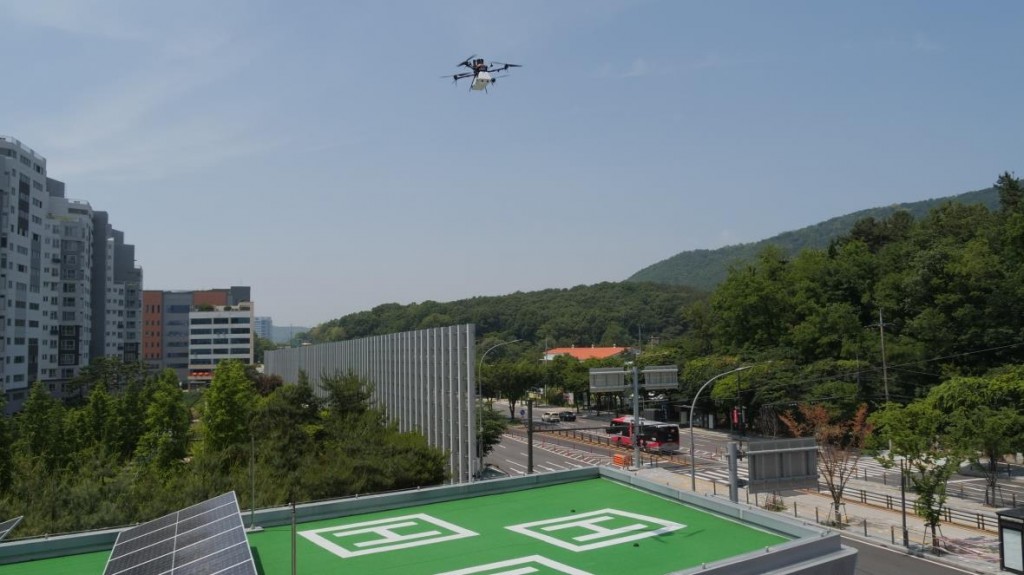 The drone delivery pilot is currently in operation, with five sequential flights scheduled between 1:25 p.m. and 7:00 p.m., transporting goods from the Naegok Gas Station to the Cheonggyesan Waterfront Park. (Image: The Seoul Metropolitan Government)