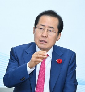 Hong Joon-pyo, the mayor of Daegu, is one of the major opinion leaders in the conservative frontier, wielding significant political influence on key issues. (Image courtesy of Daegu City)