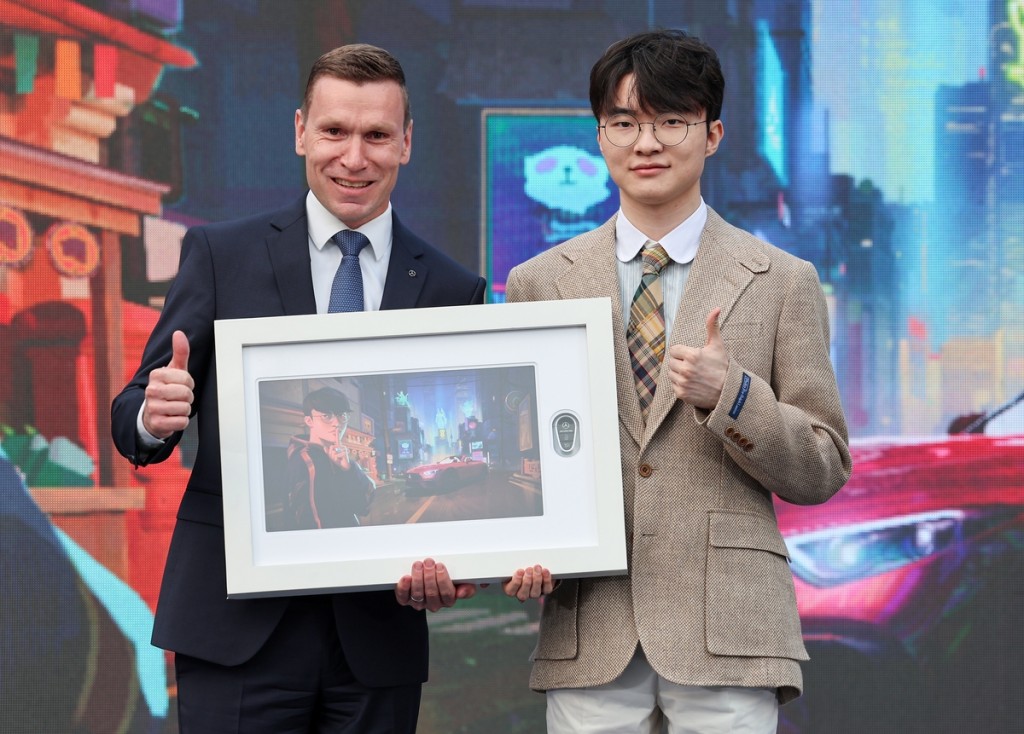 League of Legends (LoL) player “Faker” (Lee Sang-hyuk) receives a car key and a painting of a Mercedes-AMG SL 63 from Mathias Vaitl, CEO of Mercedes-Benz Korea, during the Hall of Fame induction media day event at the Shilla Hotel guesthouse in Jung-gu, Seoul, Thursday afternoon. (Yonhap)