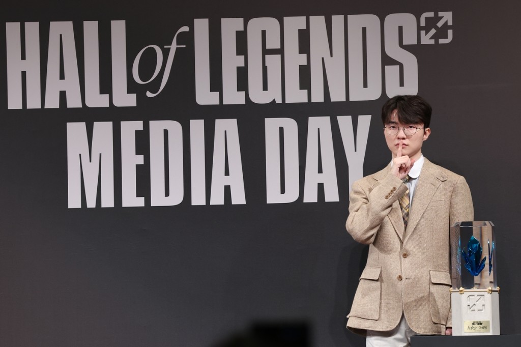 League of Legends (LoL) player “Faker” (Lee Sang-hyuk) poses for the “Shhh” ceremony during the media day for the Hall of Legends induction at the Shilla Hotel in Jung-gu, Seoul, Thursday afternoon. (Yonhap)