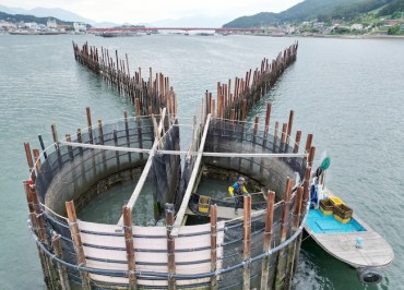 Ancient Bamboo Fishing Traps Lure Tourists to South Korean Shores