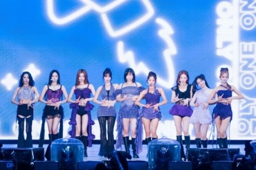 TWICE Wraps Up World Tour, Draws 1.5 Mln Fans