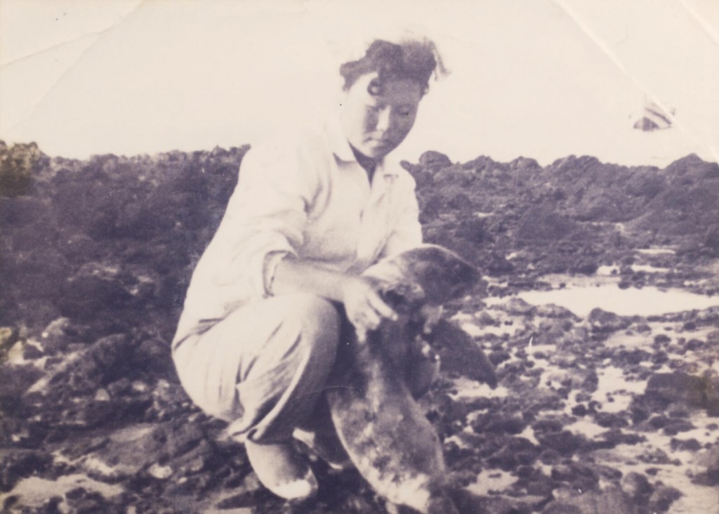 A Jeju haenyeo holds a Dokdo sea lion (Gangchi). The Dokdo sea lion, which once lived in large numbers on the island, was hunted to extinction during the Japanese occupation. (Image provided by Professor Seo Kyoung-duk)