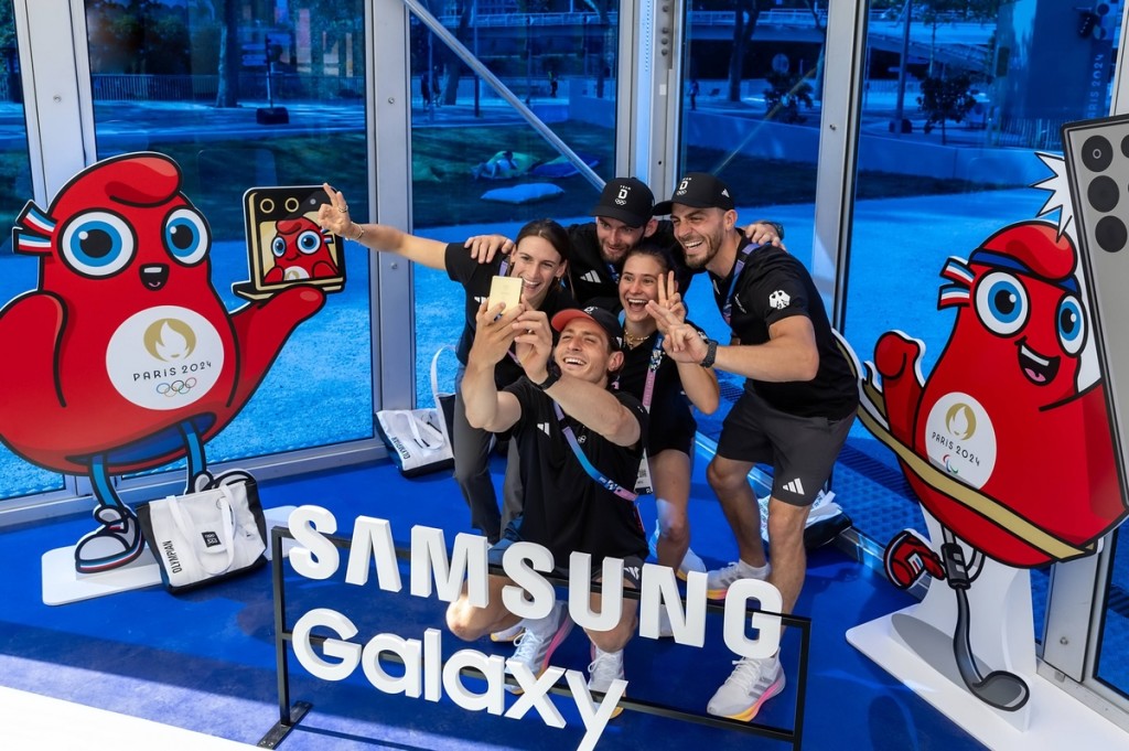 German athletes take a selfie with the Galaxy Z Flip6 Olympic Edition at the Samsung Olympic Experience Centre in the Athletes' Village during the Paris 2024 Olympic and Paralympic Games. (Image provided by Samsung Elecs)