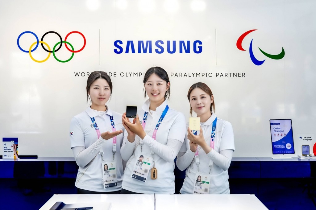 South Korean archers Nam Soo-hyun, Lim Si-hyeon, and Jeon Hoon-young showcase the Galaxy Z Flip6 Olympic Edition at the Samsung Olympic Experience Center in the Athletes' Village during the Paris 2024 Olympic and Paralympic Games. (Image provided by Samsung Elecs)