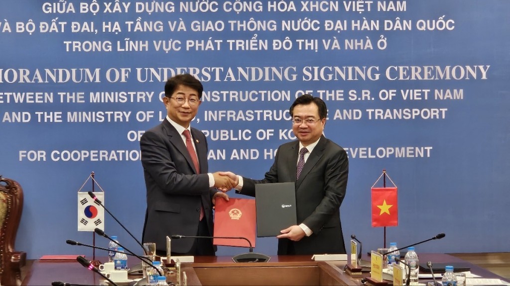 South Korean Land Minister Park Sang-woo (L) and his Vietnamese counterpart, Nguyen Thanh Nghi, shake hands at a signing ceremony held on July 16, 2024, in Hanoi for a memorandum of understanding on cooperation on urban and social housing development. (Vietnamese Joint Press Corps-Yonhap)