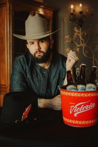 Victoria™, considered Mexico’s oldest beer brand, has announced a new partnership with Mexican-born singer-songwriter Carin León as the Official Cerveza Sponsor of his highly anticipated Boca Chueca tour, which kicks off in the U.S. on August 29.