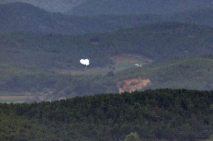 Balloons carrying trash float over North Korea's border county of Kaepung, in this photo taken from South Korea's border city of Paju, some 30 kilometers northwest of Seoul, on Sept. 5, 2024. (Image courtesy of Yonhap) 