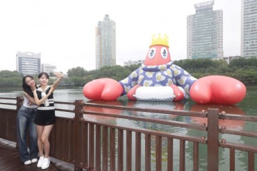 Giant Red Lobster Makes Splash in Seoul Lake