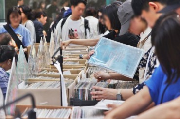 Seoul Record Fair Expands, Bridging Generations Through Vinyl