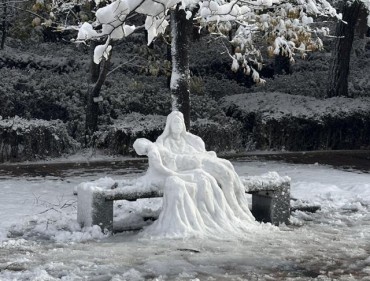 Snow Sculpture Inspired by Michelangelo’s Pietà Captivates Social Media