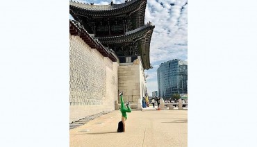 Vietnamese Tourist’s Yoga Photos at Seoul Palace Spark Cultural Debate Back Home