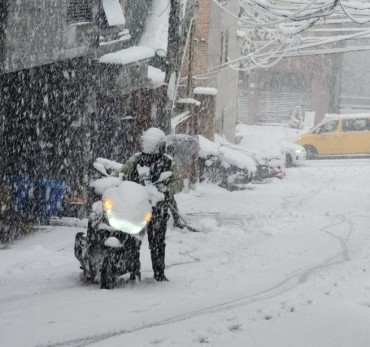 Snowstorm Pushes South Korean Delivery Workers Into Risky Conditions Amid Pay Incentives