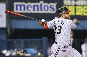 Twins Bring Back 1B Dean, RHP Hernandez