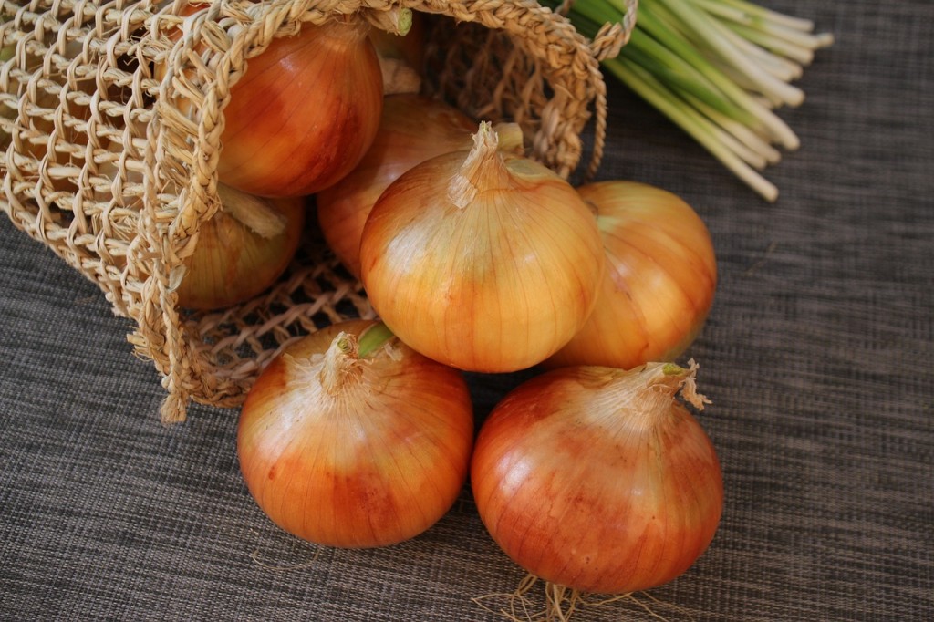 Traditional quality control methods rely on visual inspection, with workers manually sorting onions based on external appearance. (Image courtesy of Pixabay/CCL)