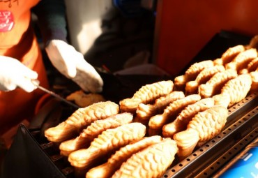 Traditional Fish-Shaped Pastry ‘Bungeoppang’ Vendors Vanish Amid Rising Costs and Crackdowns