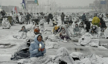 “Kisses Protesters” Shine Through Snowy Nights in Seoul with Creative Resistance