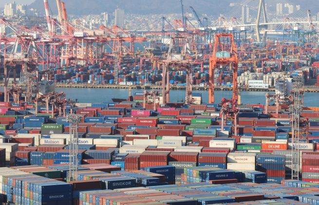 A view of Busan Port filled with containers (Image courtesy of Yonhap)