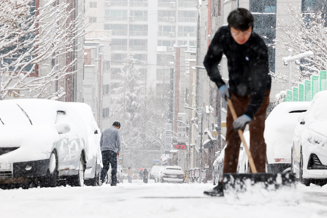 Snow Pounds South Korea for 2nd Consecutive Day