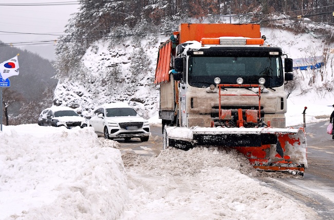 Heavy Snow Disrupts Ferry Services, Flights