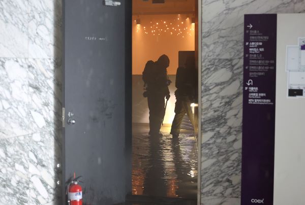 Firefighters put out a fire inside a restaurant at the COEX exhibition center in southern Seoul on April 25, 2025. (Image courtesy of Yonhap)