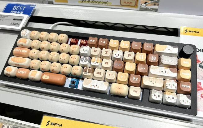 On the afternoon of April 23, a mechanical keyboard featuring cat- and toast-shaped keycaps was on display at a keyboard testing shop in Yongsan District, Seoul. (Yonhap)