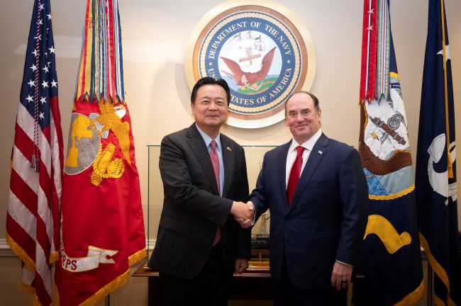 U.S. Navy Secretary Visits HD Hyundai Heavy, Hanwha Ocean to Explore Shipbuilding Cooperation