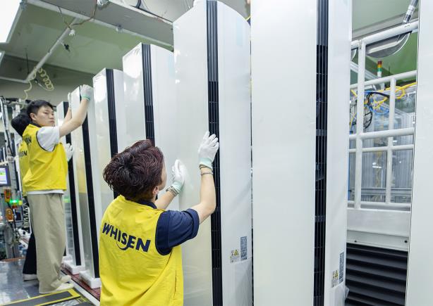 Production of stand-type air conditioners at LG Electronics' manufacturing line in Changwon, South Gyeongsang Province (Photo courtesy of LG Electronics)