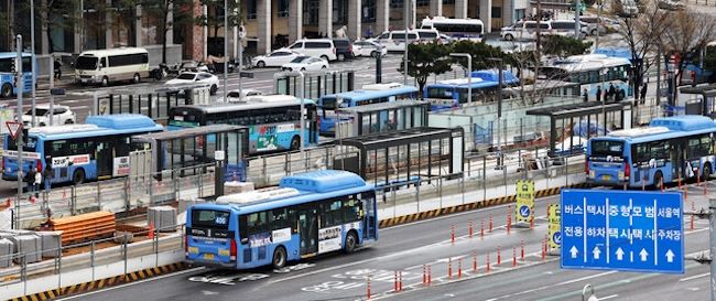 Unionized intracity bus workers in Seoul, Busan, Incheon, Gyeonggi Province and 18 other regions nationwide on Thursday threatened to go on a simultaneous general strike. (Image courtesy of Yonhap)