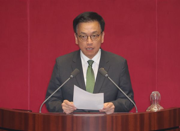 Finance Minister Choi Offers Resignation Following Impeachment Motion