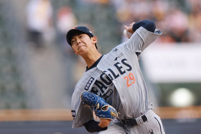 Hanwha Eagles starter Hwang Jun-seo pitches against the LG Twins during a Korea Baseball Organization regular-season game at Jamsil Baseball Stadium in Seoul on May 27, 2025. (Image courtesy of Yonhap)