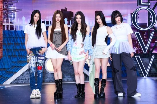 K-pop girl group Meovv poses for a photo during a media showcase for its first EP, "My Eyes Open Vvide," in Seoul on May 12, 2025. (Image courtesy of the Black Label)