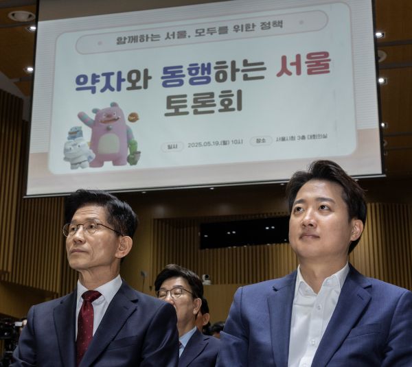 People Power Party candidate Kim Moon-soo (L) and Lee Jun-seok (R) of the minor New Reform Party attend a forum at Seoul City Hall in the capital on May 19, 2025. (Image courtesy of Yonhap)