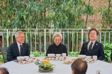 DP’s Lee Meets Ex-President Moon as Election Looms